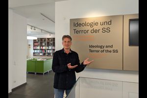 Führung in der Erinnerungs- und Gedenkstätte in Deutscher Gebärdensprache